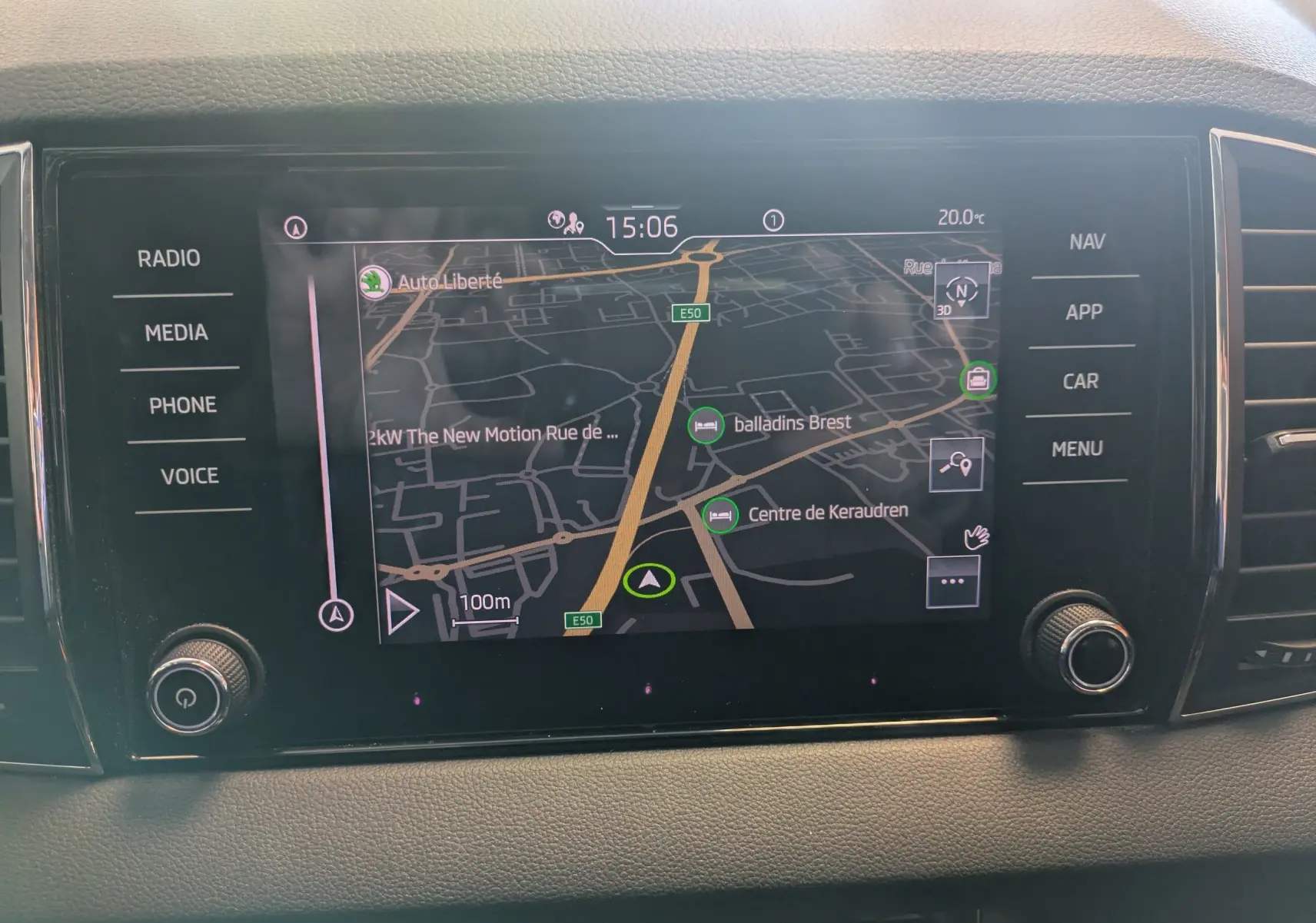 Écran central tactile du système de navigation Amundsen dans une Skoda Karoq gris argent, affichant une carte détaillée.