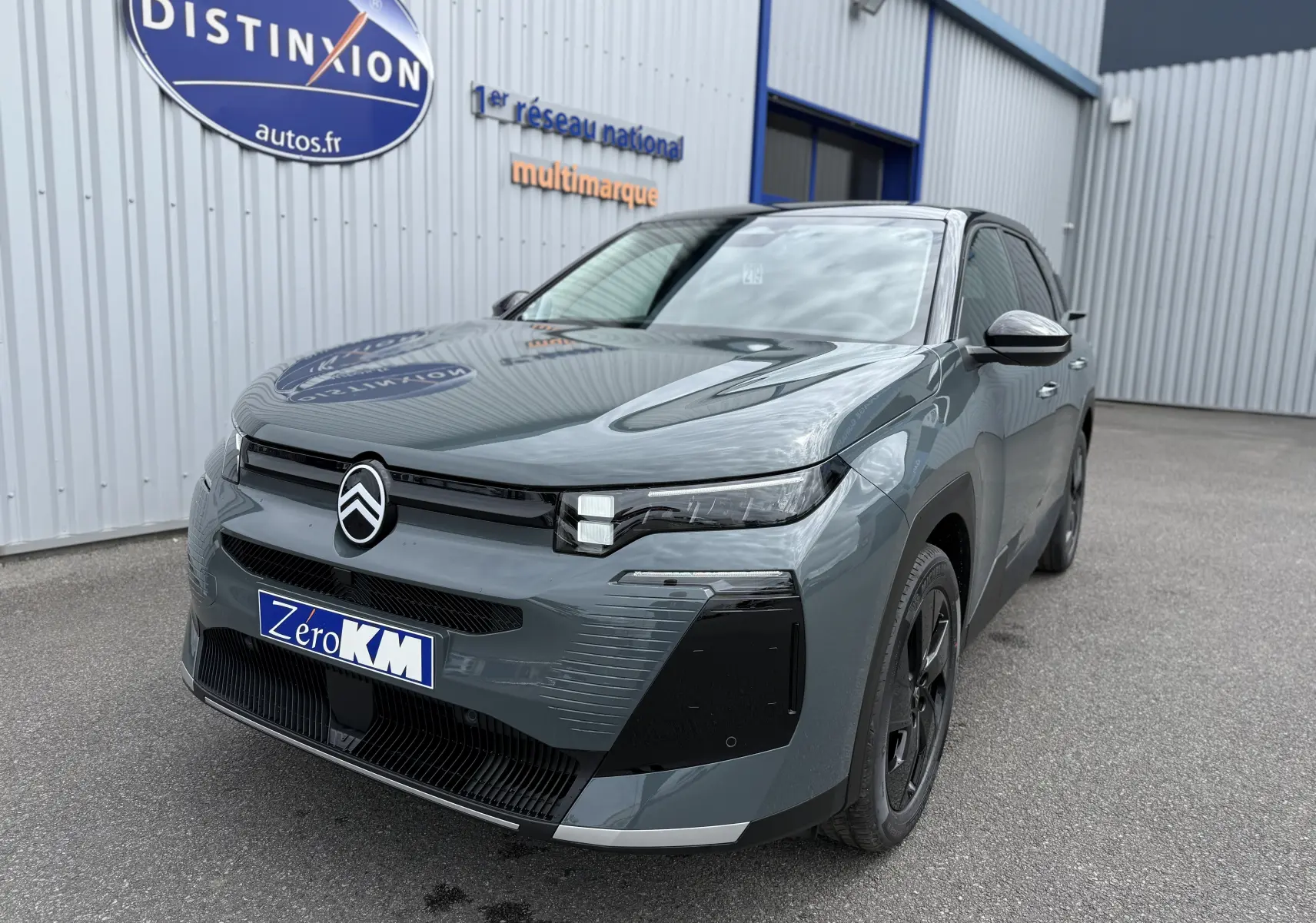 Vue 3/4 avant d’un Citroën C5 Aircross vert Astoria avec toit noir, calandre moderne et jantes noires.