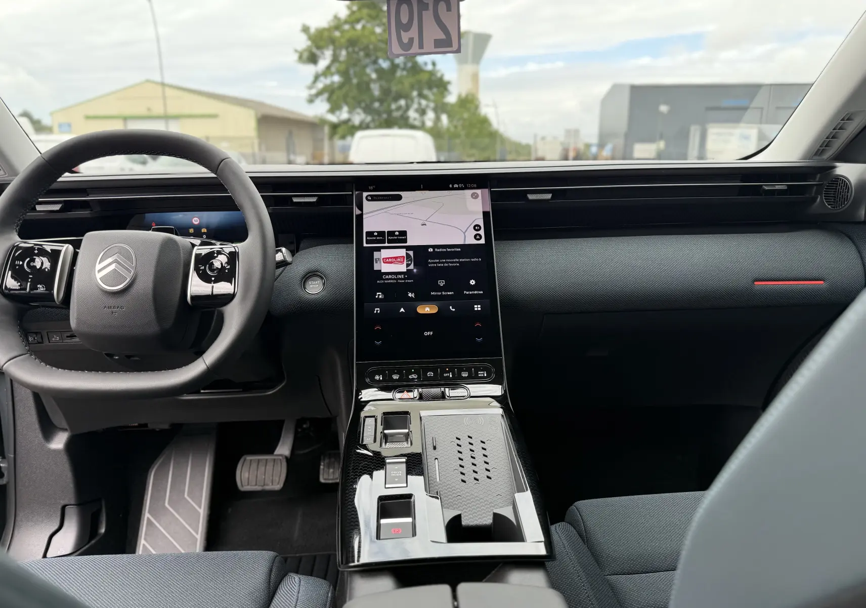 Vue intérieure avant du Citroën C5 Aircross II Hybrid 2026, tableau de bord moderne avec écran tactile vertical et volant multifonction.