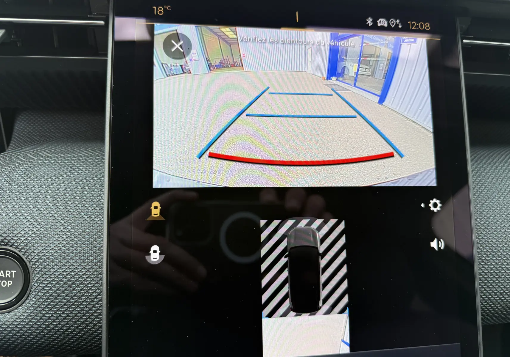 Écran tactile intérieur du Citroën C5 Aircross hybride 2026 montrant la caméra de recul avec lignes de guidage colorées.