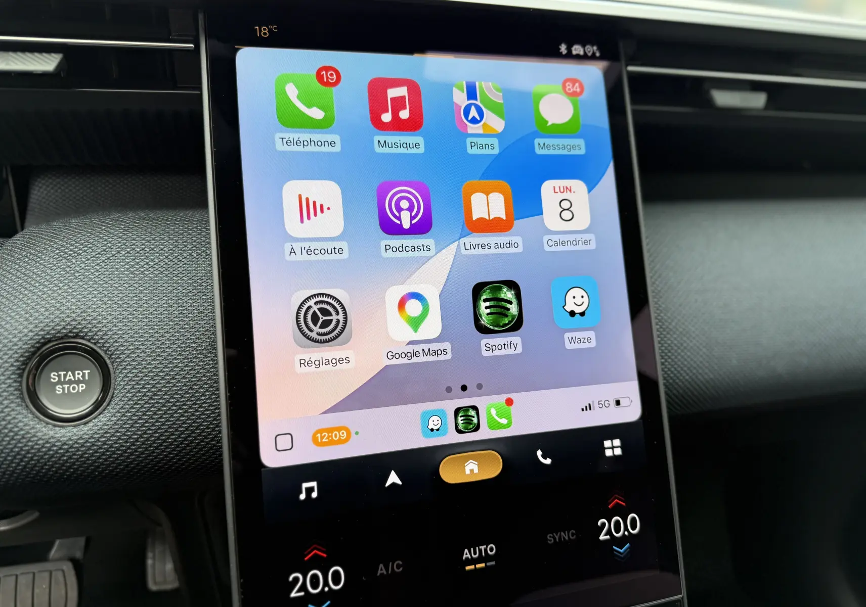 Vue rapprochée de l’écran tactile central du Citroën C5 Aircross hybride 2026 avec interface smartphone affichée.
