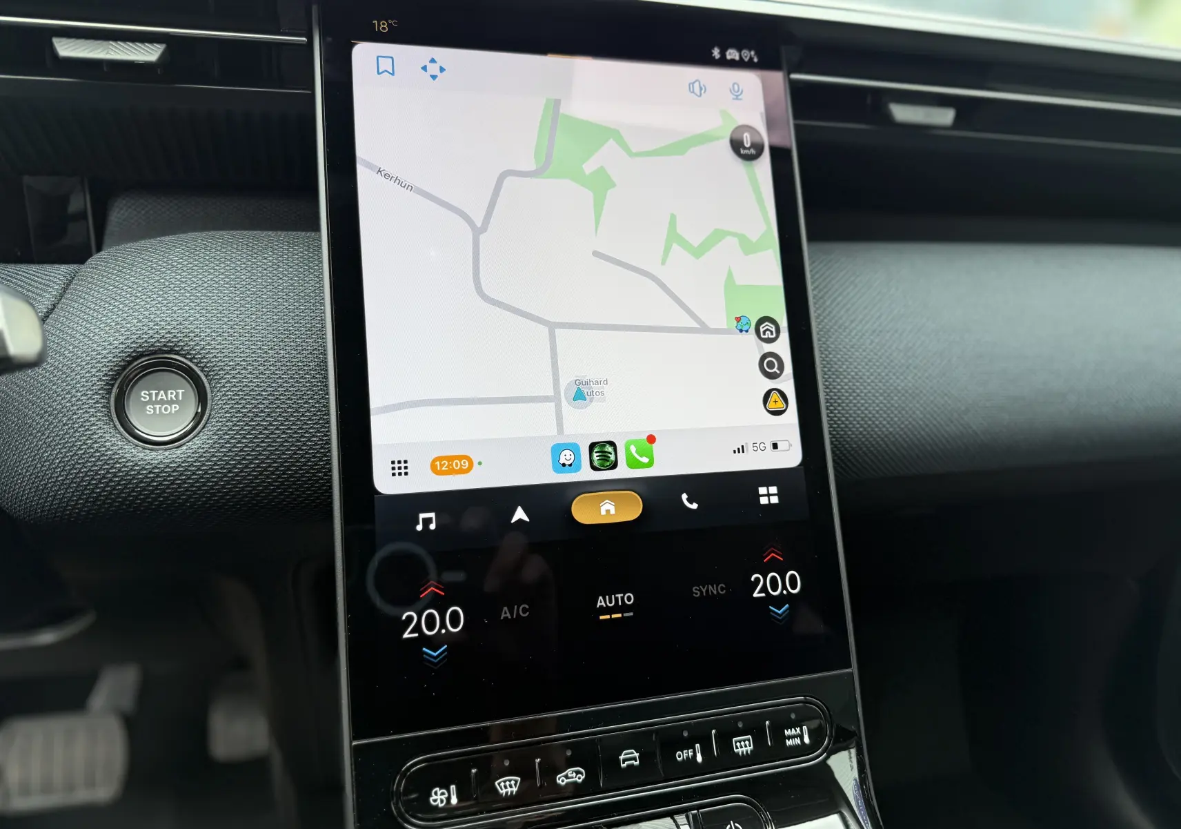Vue rapprochée de l'écran tactile central et du bouton start/stop du tableau de bord d'une Citroën C5 Aircross hybride 2026.