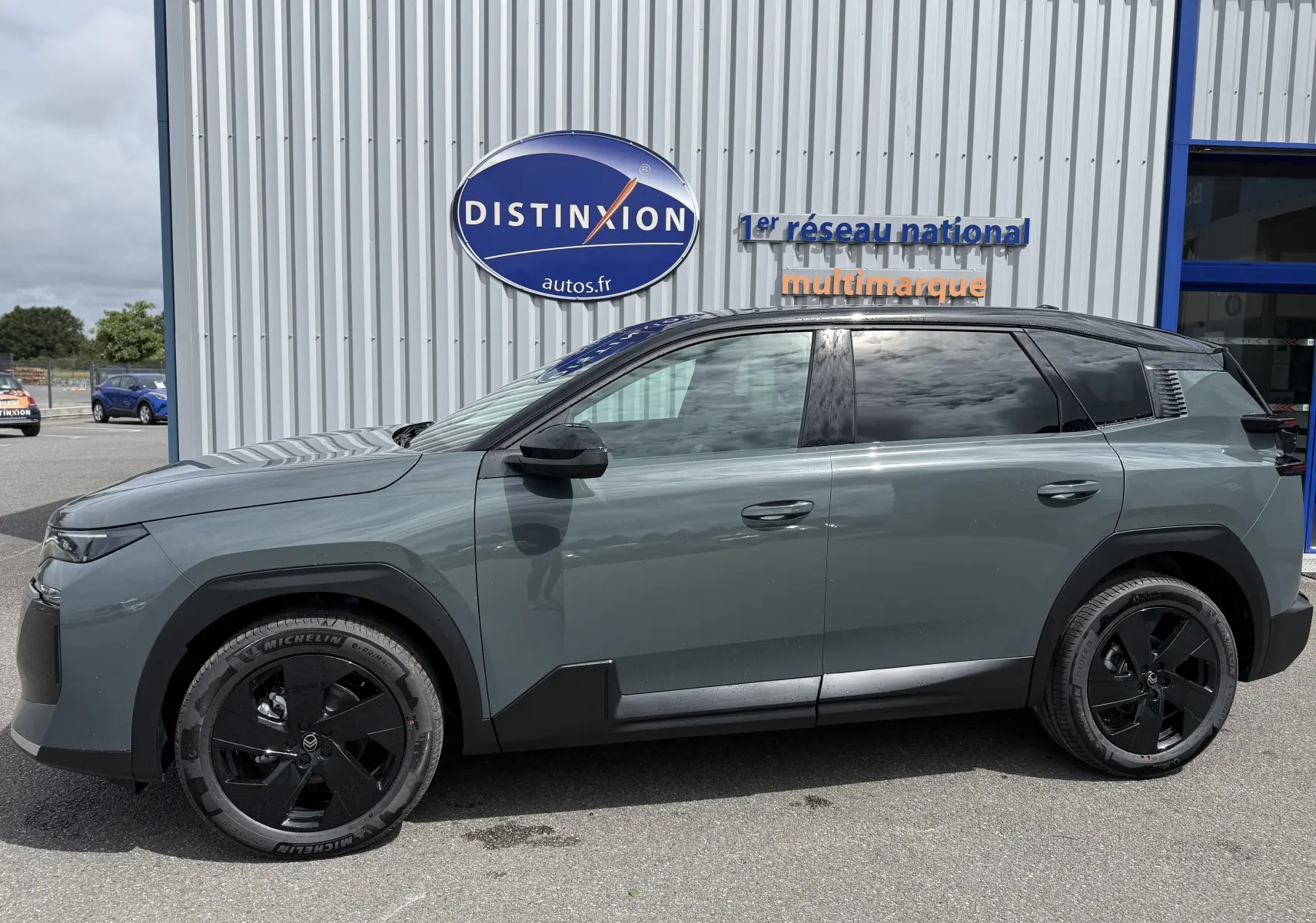 Profil droit du Citroën C5 Aircross 2026 vert Astoria avec toit noir et jantes noires distinctives.