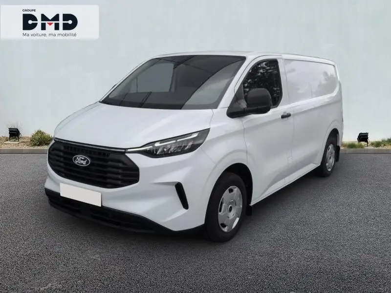 Ford Transit Custom Fourgon blanc Glacier vu en 3/4 avant droit, avec calandre noire et porte latérale coulissante.