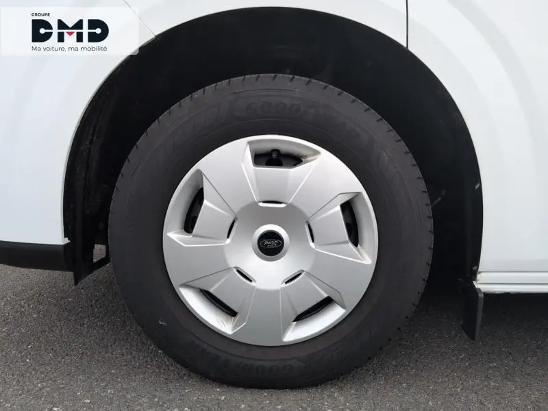 Gros plan sur la roue avant droite du Ford Transit Custom blanc Glacier avec enjoliveur d'origine et pneu Goodyear.