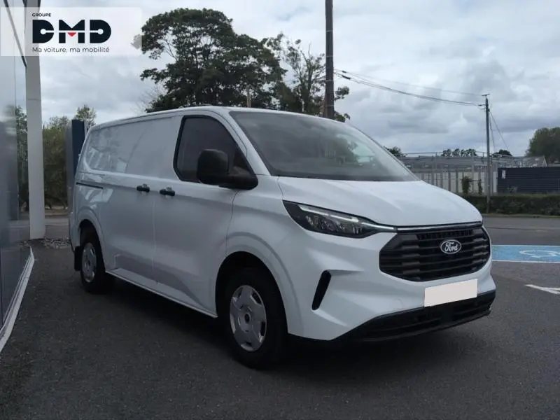 Ford Transit Custom Fourgon blanc Glacier en 3/4 avant droit, avec calandre noire et porte latérale coulissante visible.