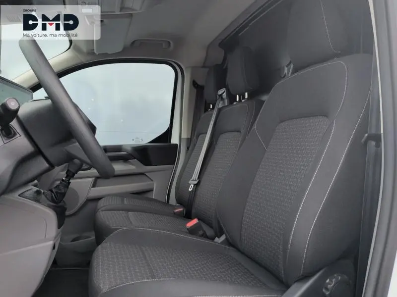 Vue intérieure côté conducteur du Ford Transit Custom Fourgon 2024, montrant la banquette avant 2 places en tissu gris foncé.