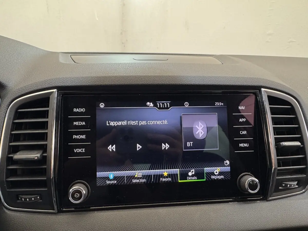 Écran tactile central du tableau de bord du Skoda Karoq 2024 avec interface Bluetooth non connectée.