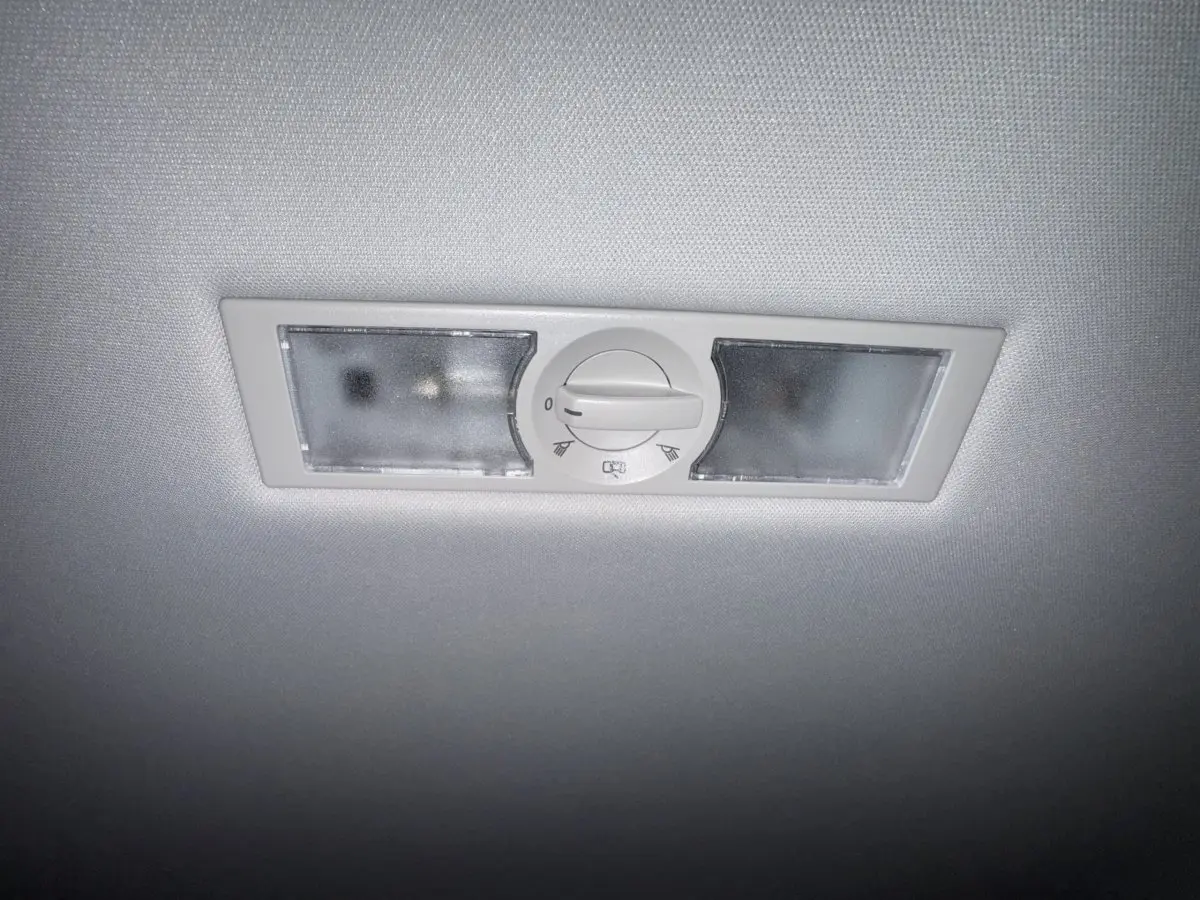 Plafonnier intérieur blanc avec interrupteur central, éclairage diffus dans un Skoda Karoq 2024 blanc.