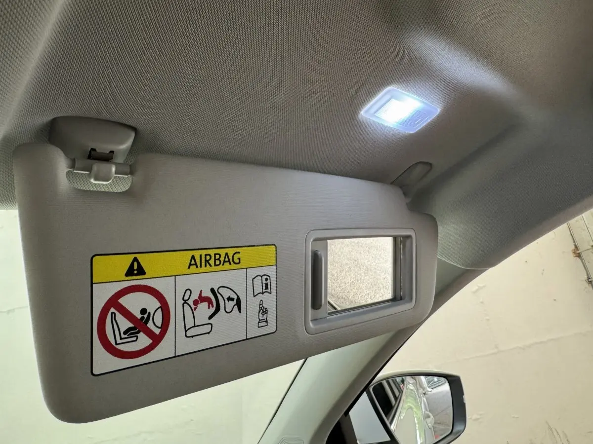 Détail du pare-soleil côté conducteur avec miroir éclairé dans un Skoda Karoq blanc 2024.