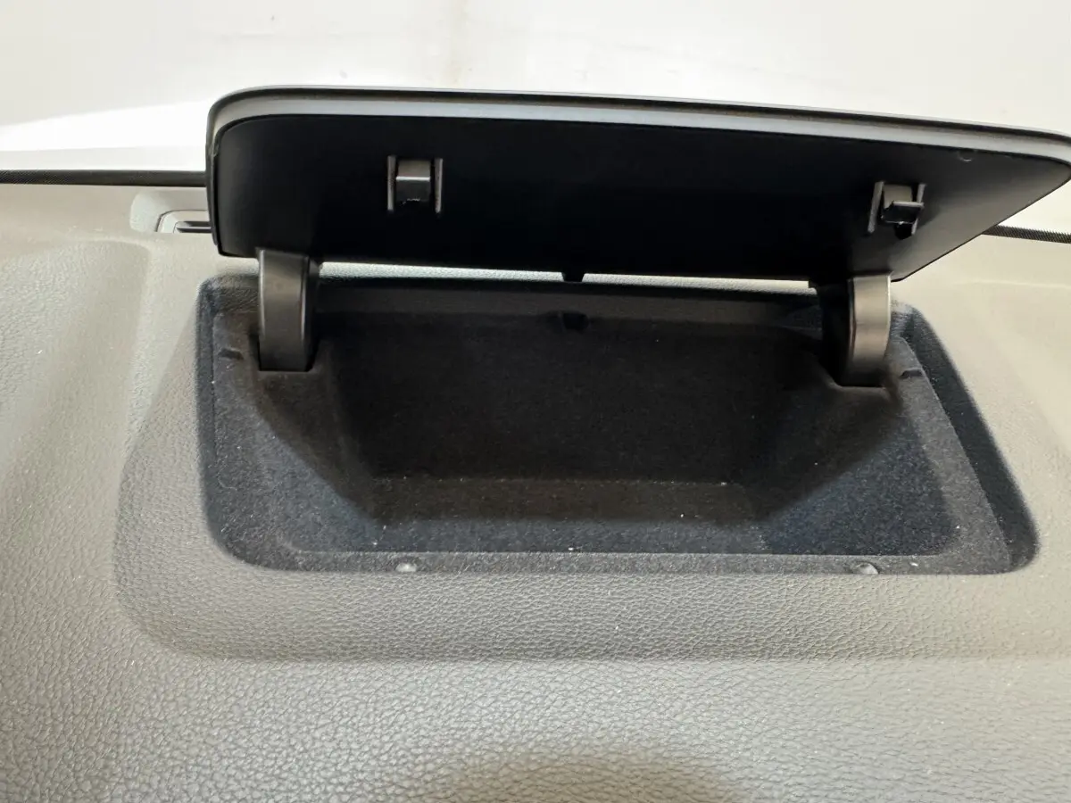 Rangement ouvert sur le tableau de bord noir du Skoda Karoq 2.0 TDI 116ch Selection 2024 blanc.