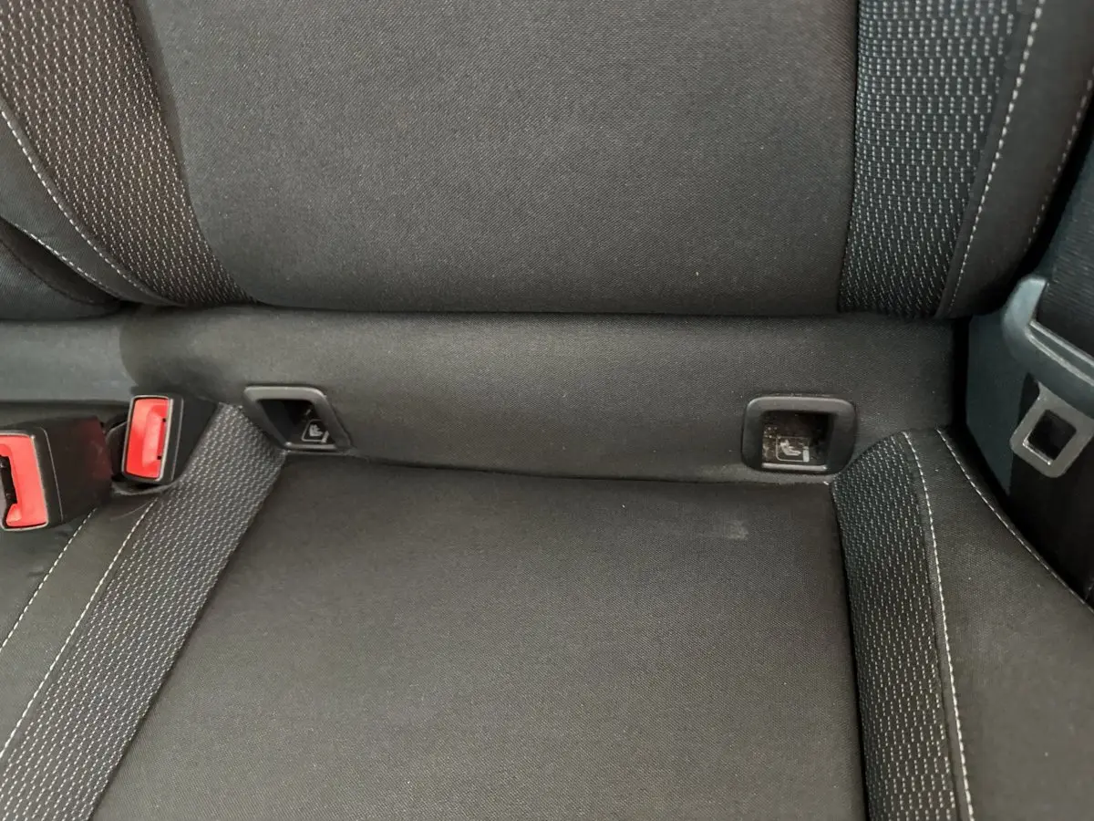 Gros plan sur la banquette arrière noire du Skoda Karoq 2024 avec fixations Isofix visibles.