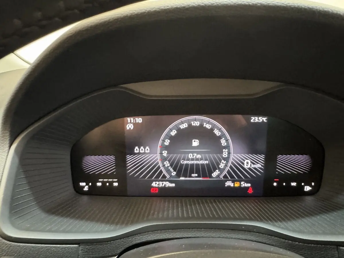 Affichage numérique du combiné d'instruments du Skoda Karoq 2.0 TDI, montrant vitesse, consommation et température.