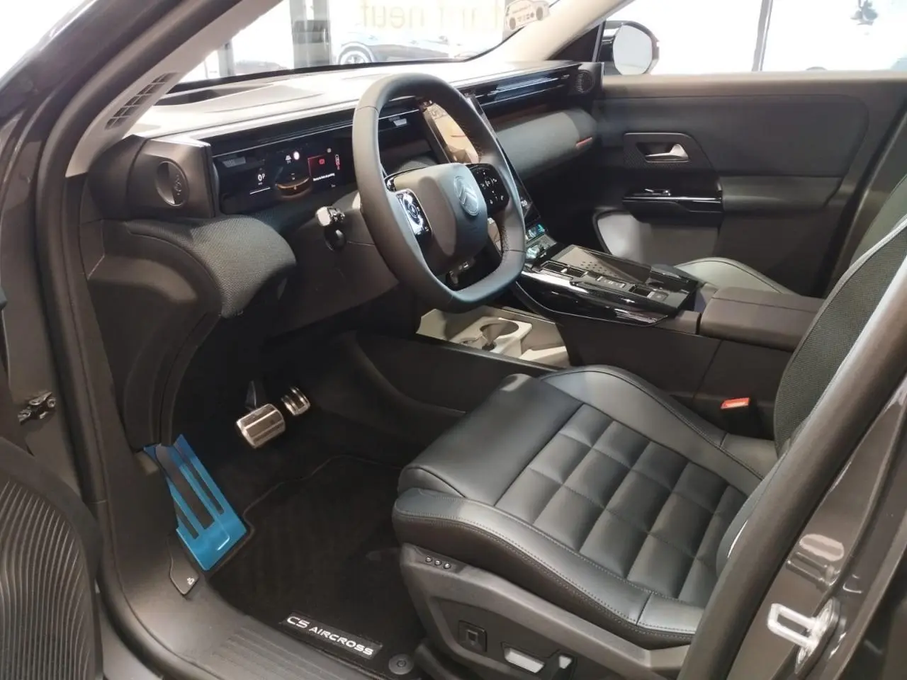 Intérieur avant droit du Citroën C5 Aircross gris platine, siège cuir noir et tableau de bord digital moderne.