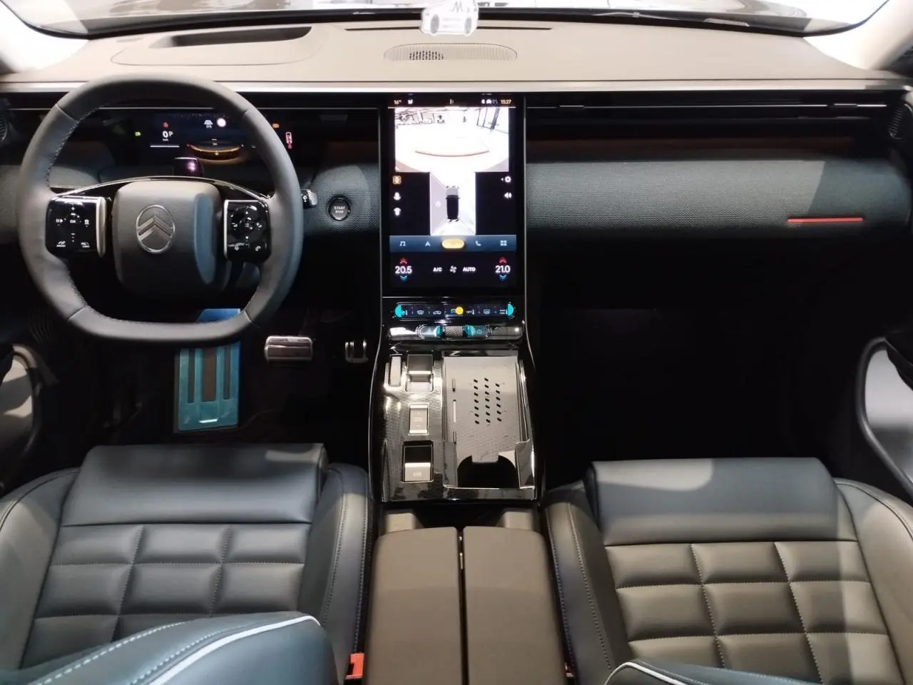 Vue intérieure avant du Citroën C5 Aircross 2026, tableau de bord noir avec écran tactile vertical et sièges cuir gris.
