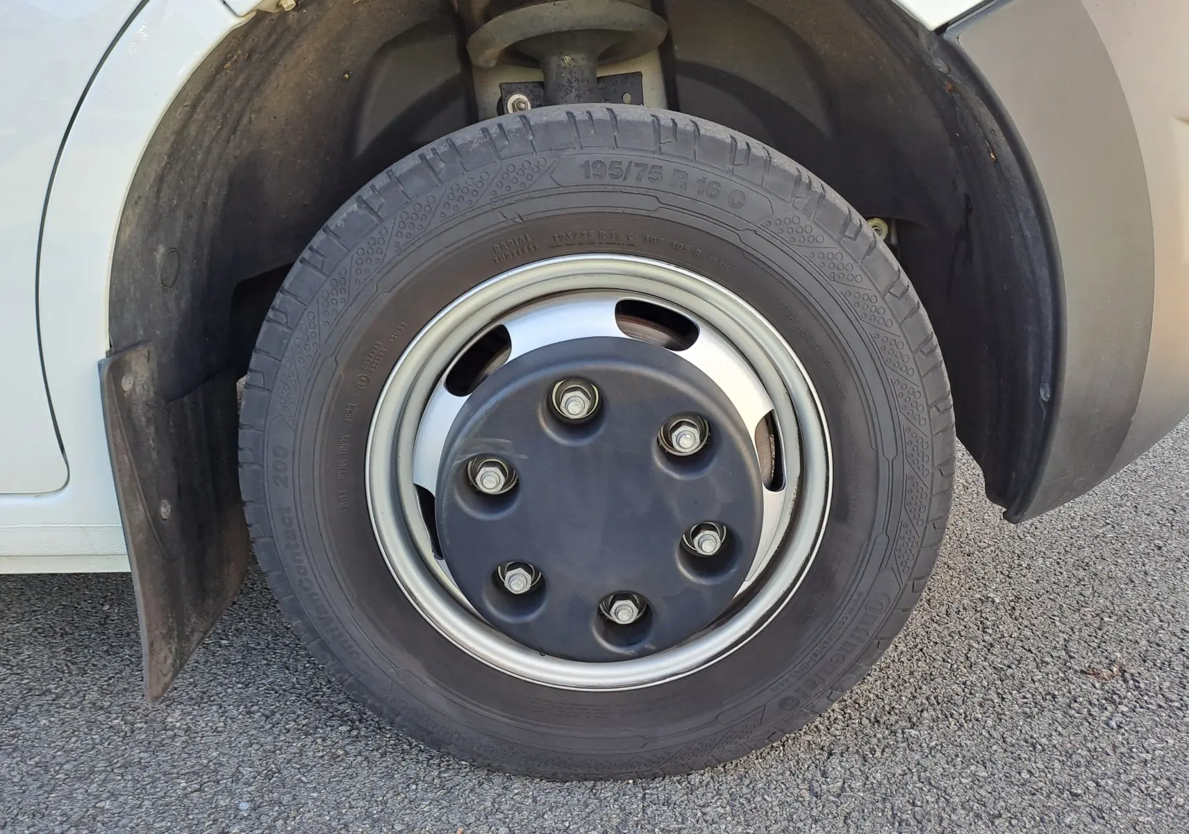 Gros plan sur la roue avant gauche du Nissan Interstar blanc 2024, mettant en valeur la jante acier et le pneu Continental.