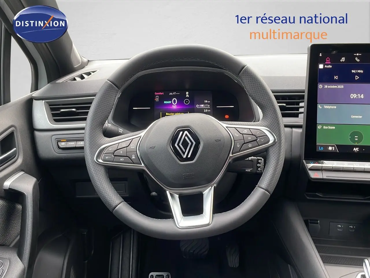 Vue intérieure centrée sur le volant Renault Captur E-Tech 2025 avec tableau de bord numérique et écran tactile.