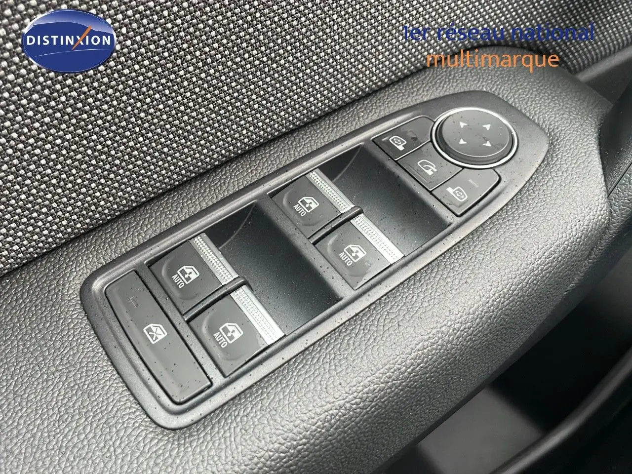 Gros plan sur les commandes de lève-vitres et rétroviseurs côté conducteur du Renault Captur blanc nacré 2025.