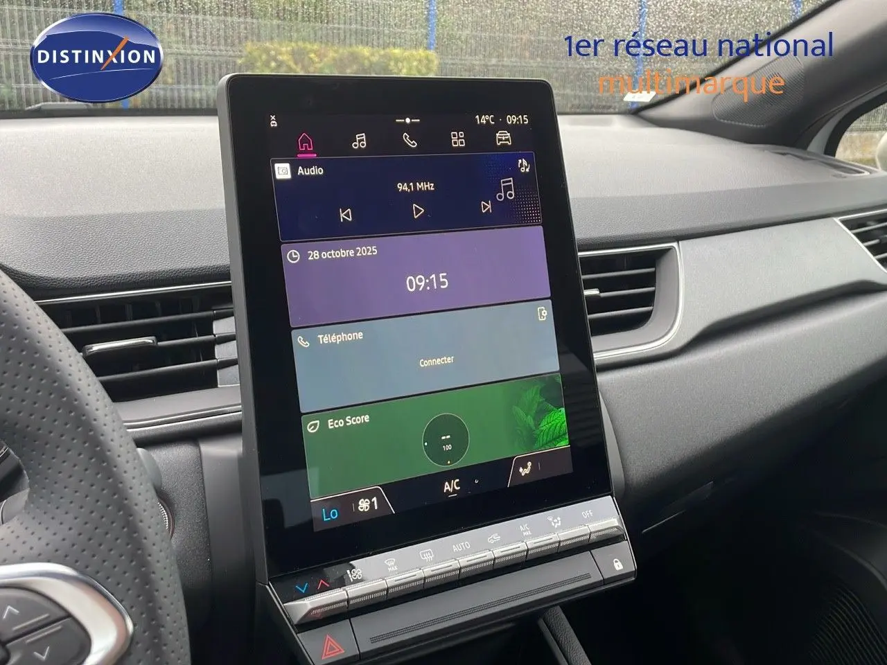 Vue intérieure du tableau de bord du Renault Captur E-Tech 2025 avec écran tactile central et volant partiel en cuir perforé.