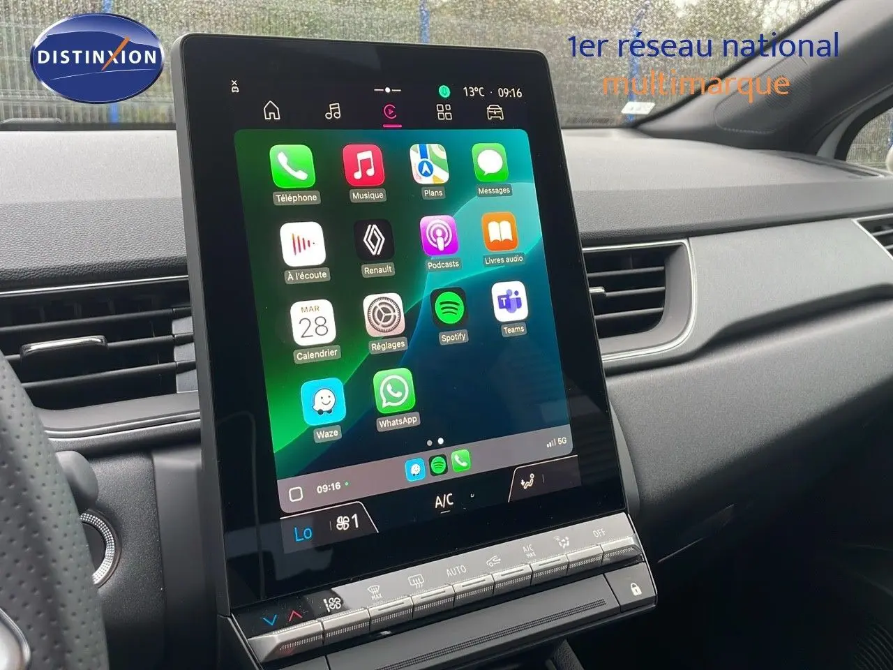 Vue intérieure du tableau de bord du Renault Captur blanc nacré, avec écran tactile central affichant des applications connectées.