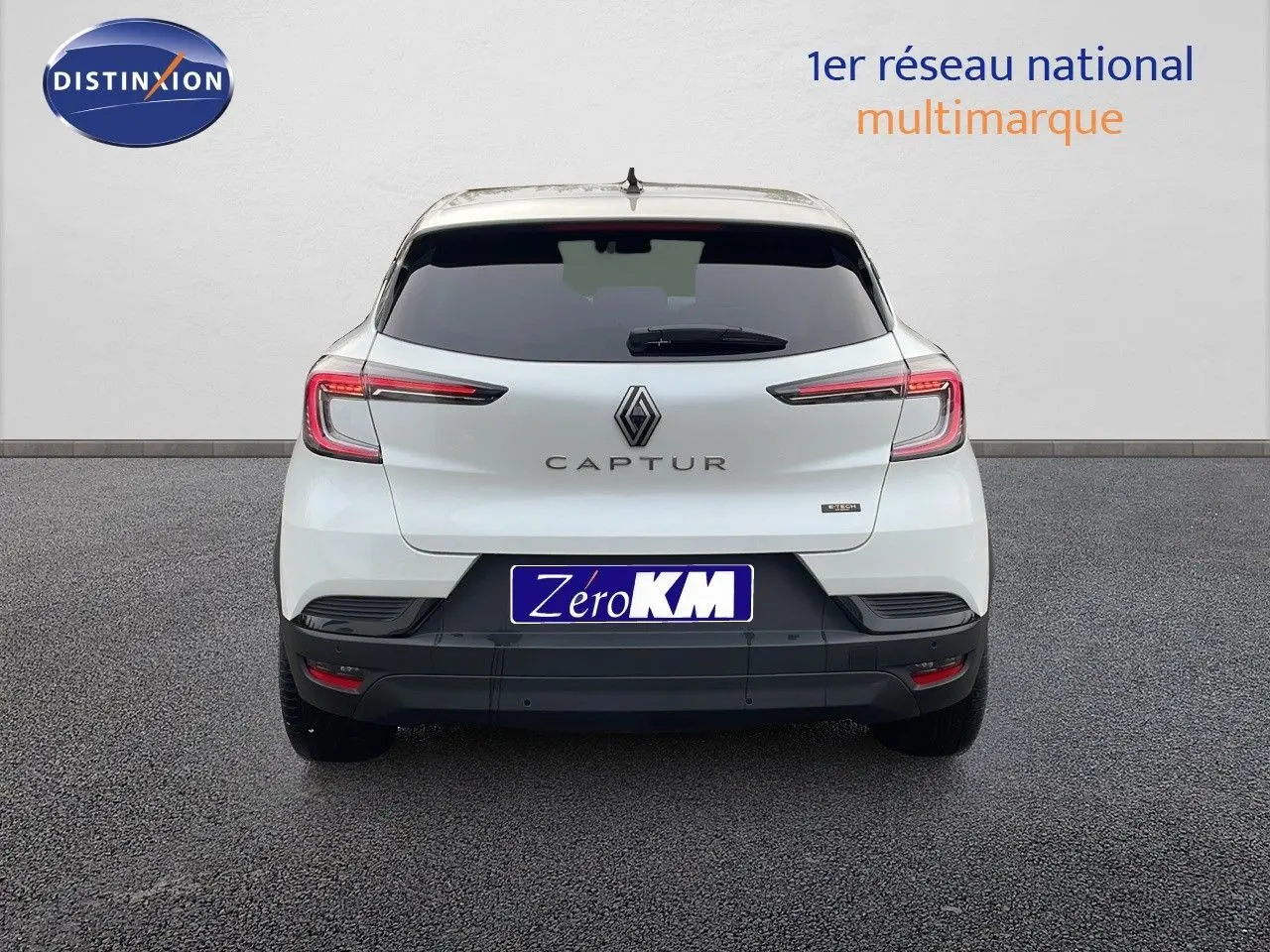 Vue arrière d'un Renault Captur blanc nacré avec toit beige, affichant ses feux LED et logo central.