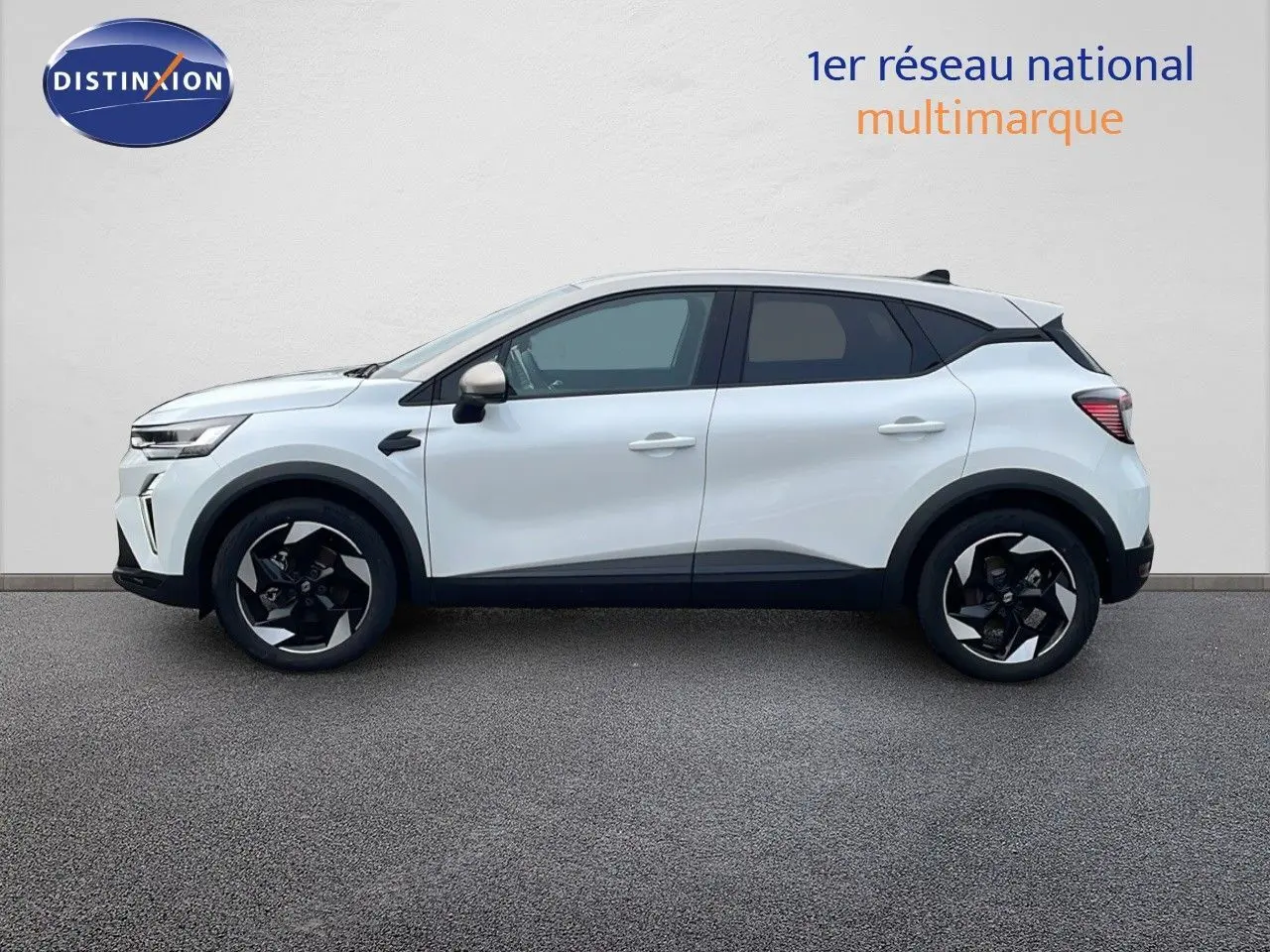 Profil côté gauche du Renault Captur blanc nacré avec toit beige, roues noires et détails modernes 2025.