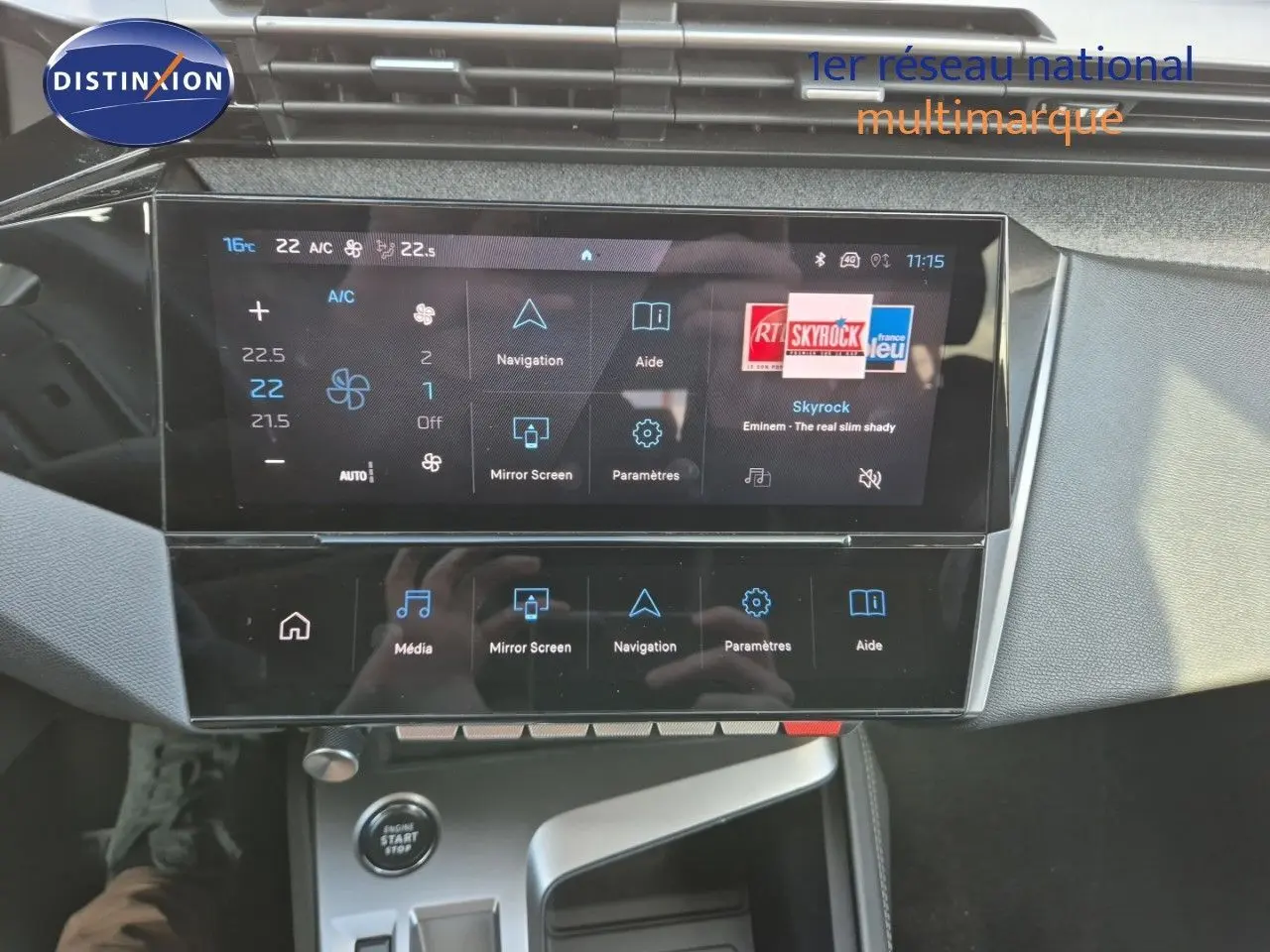 Écran tactile central de la Peugeot 308 2023, vue intérieure du tableau de bord avec interface multimédia affichée.