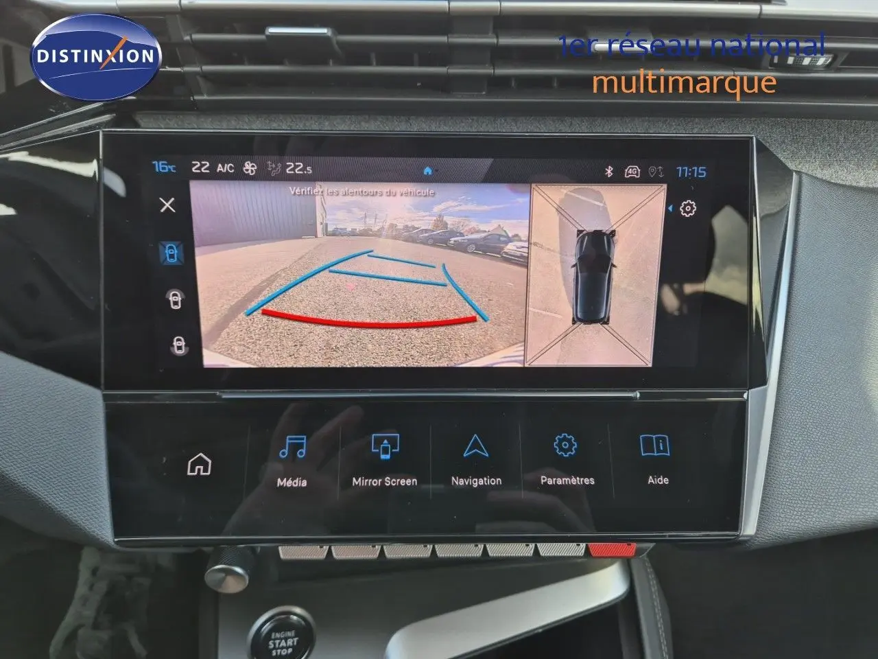 Écran tactile intérieur affichant la caméra de recul et la vue 360° de la Peugeot 308 2023, version Vert Olivine.