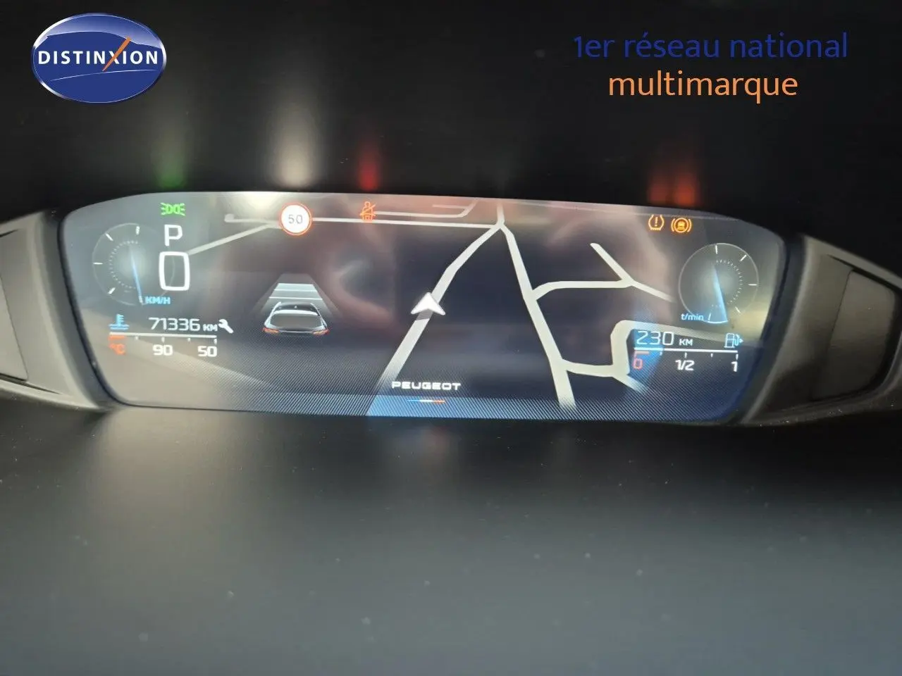 Affichage numérique du tableau de bord de la Peugeot 308 2023, montrant la navigation et les indicateurs de conduite.