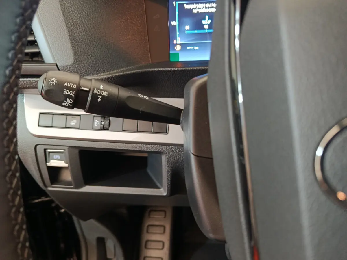 Gros plan sur la commande des phares et clignotants à gauche du volant du Citroën Jumpy XL noir, tableau de bord partiellement visible.