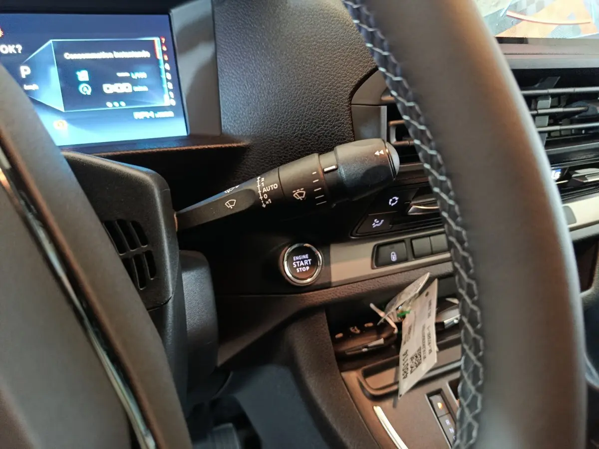 Vue intérieure rapprochée du volant et du tableau de bord du Citroën Jumpy XL noir, avec bouton start/stop visible.