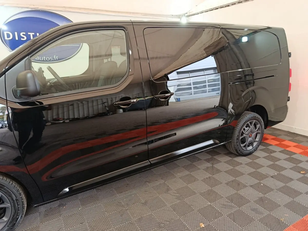 Profil côté gauche du Citroën Jumpy XL noir 2025, mettant en valeur la porte coulissante et les jantes noires.