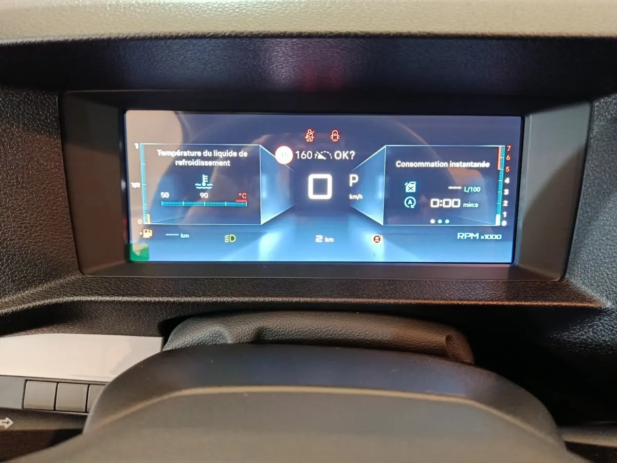Tableau de bord numérique du Citroën Jumpy XL noir, affichant température moteur et consommation instantanée.