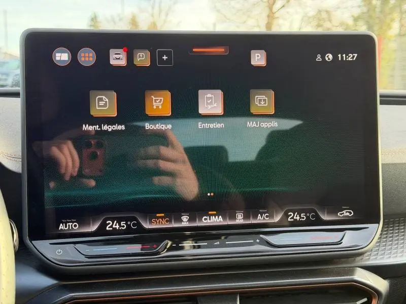 Écran tactile central du tableau de bord du SEAT LEON 2025, affichant les menus Boutique et Entretien, avec commandes climatisation visibles.