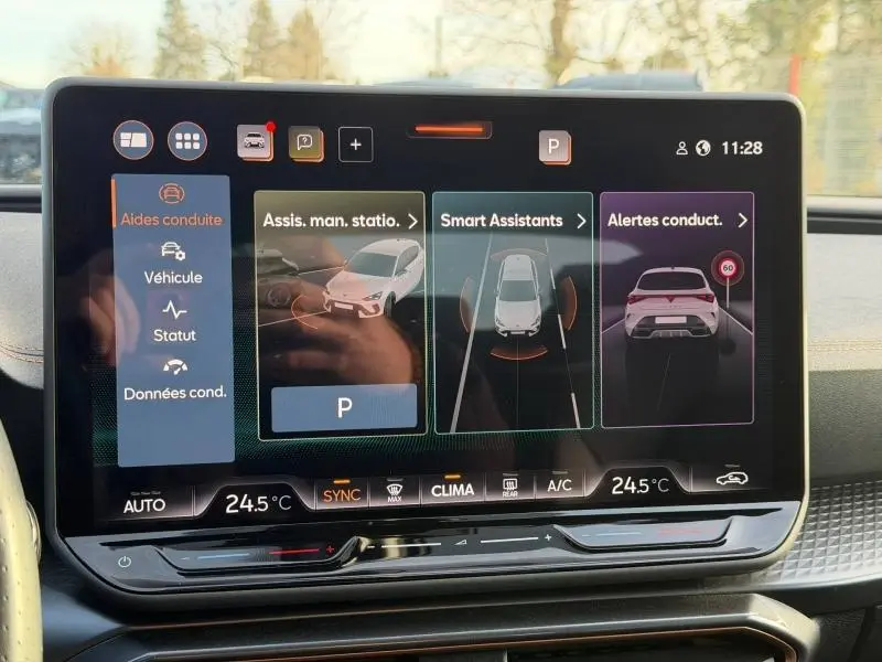 Écran tactile intérieur du SEAT LEON 2025 montrant les aides à la conduite et la température à 24,5°C.