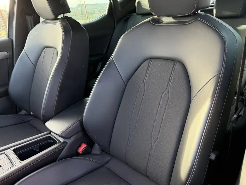 Vue rapprochée des sièges avant en cuir noir avec surpiqûres contrastantes dans une SEAT LEON 2025.
