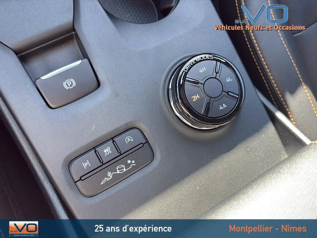 Gros plan sur la molette de modes de conduite et les boutons de contrôle du Ford Ranger Wildtrak noir, intérieur console centrale.