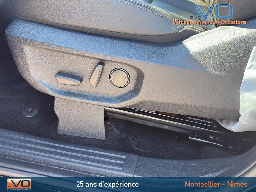 Gros plan sur les commandes de réglage électrique du siège conducteur du Ford Ranger noir 2025, intérieur visible.