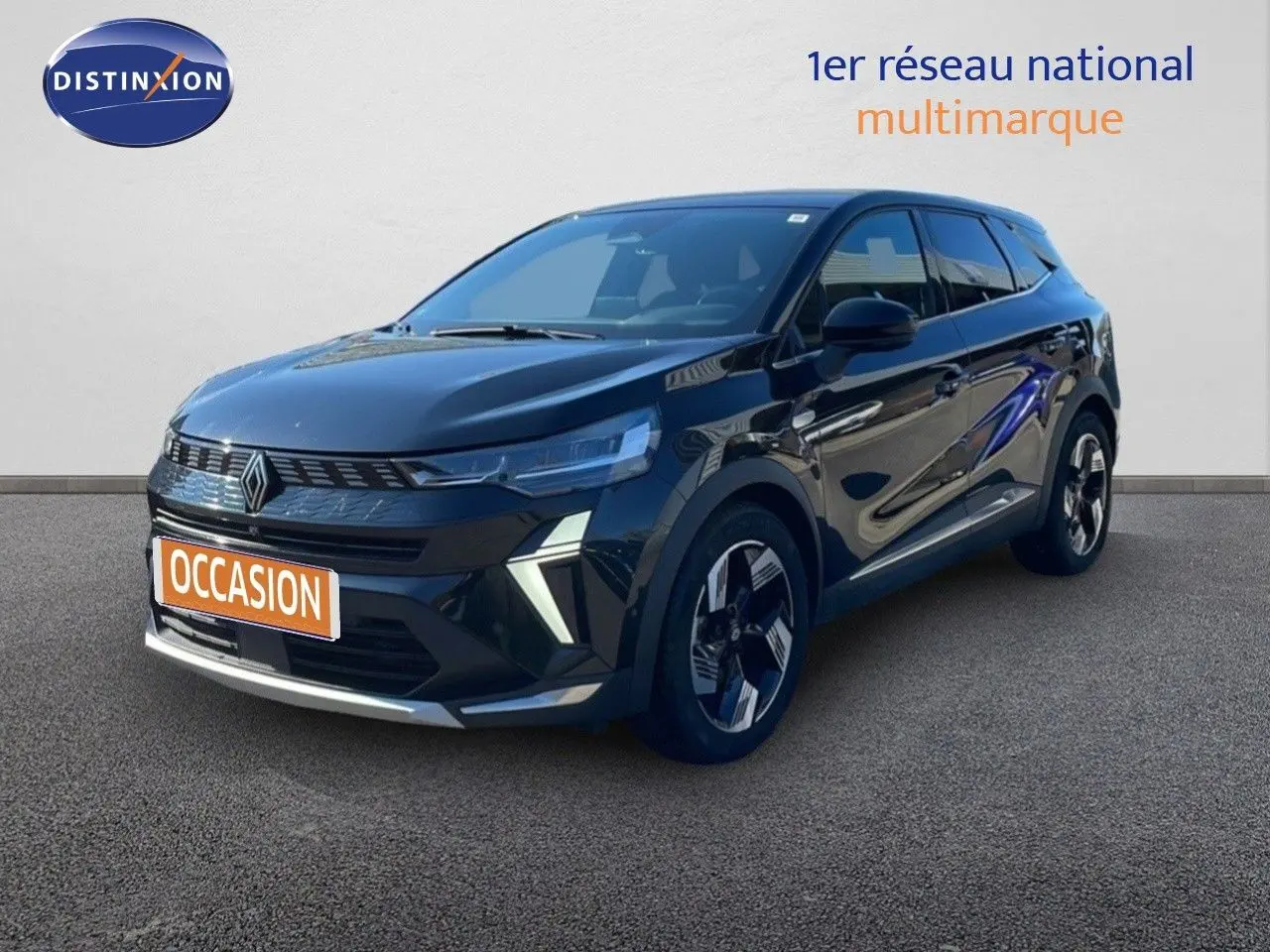 Renault Symbioz 2025 noir étoile métal en 3/4 avant droit avec jantes bicolores et feux LED distinctifs.