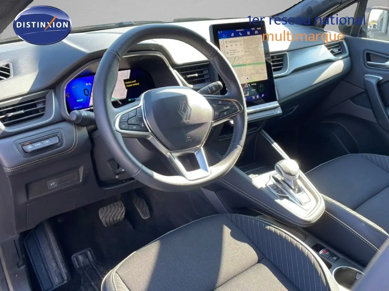 Vue intérieure côté conducteur du tableau de bord et volant de la Renault SYMBIOZ noire avec écran tactile vertical.
