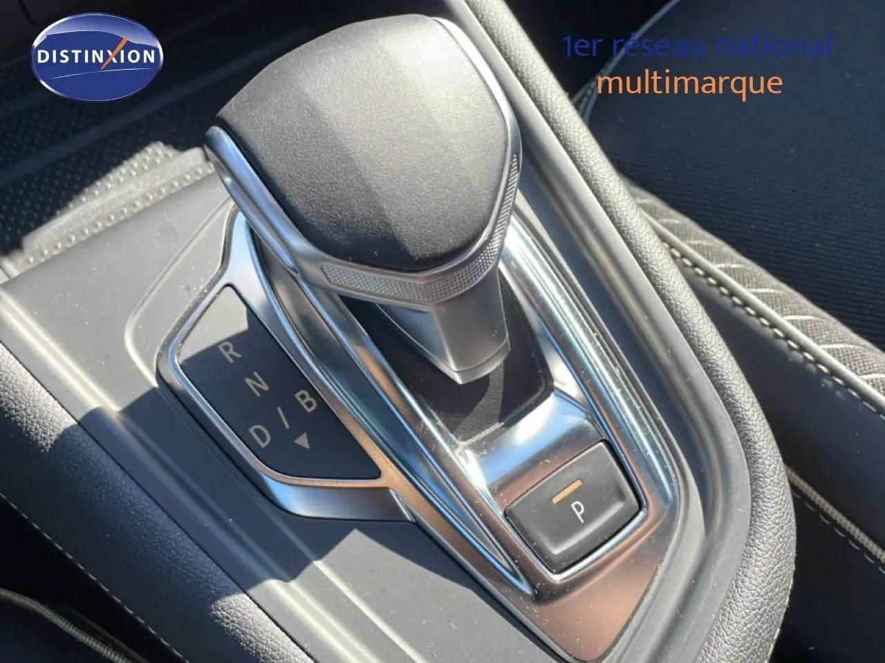 Le levier de vitesses automatique noir et chrome de la Renault Symbioz 2025 en gros plan intérieur.