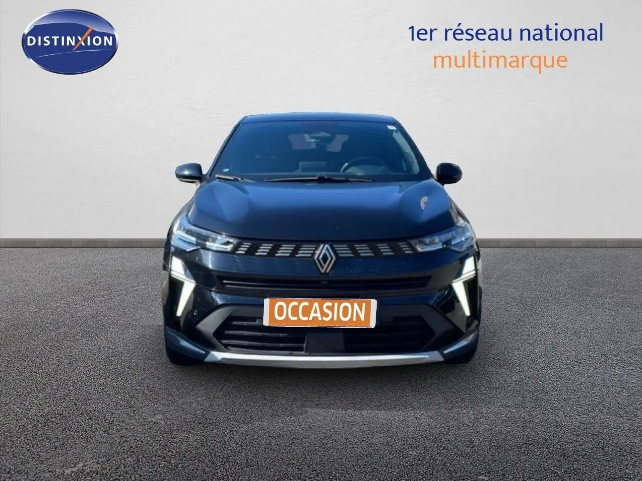 Vue avant d'une Renault Symbioz 1.6 E-Tech Full Hybrid noire étoile métal avec éclairage LED distinctif.