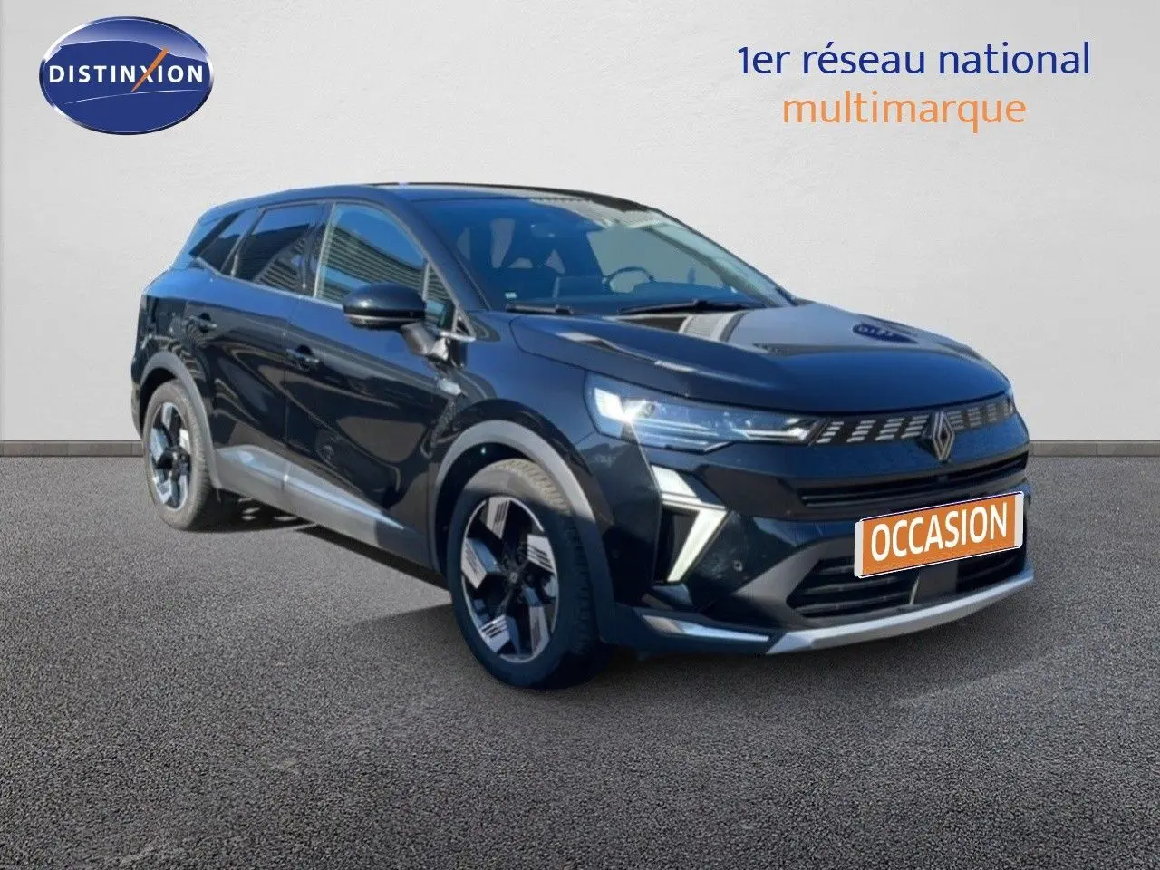 Renault Symbioz noir étoile métal en 3/4 avant droit, avec calandre moderne et jantes bi-ton distinctives.