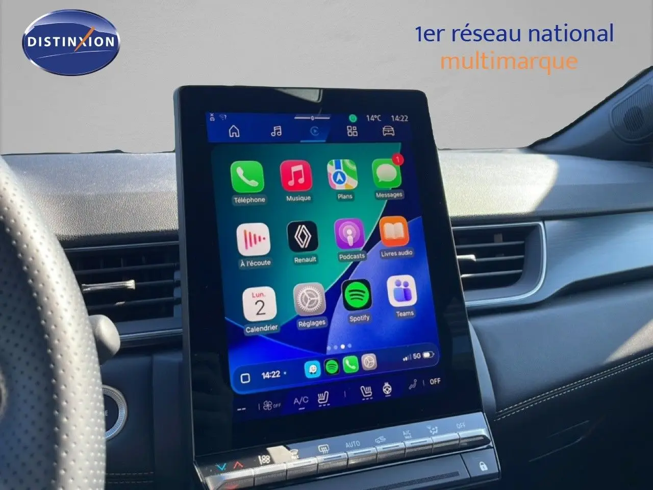 Vue intérieure centrée sur l'écran tactile vertical du tableau de bord du Renault Symbioz noir étoile métal, affichant des applications connectées.