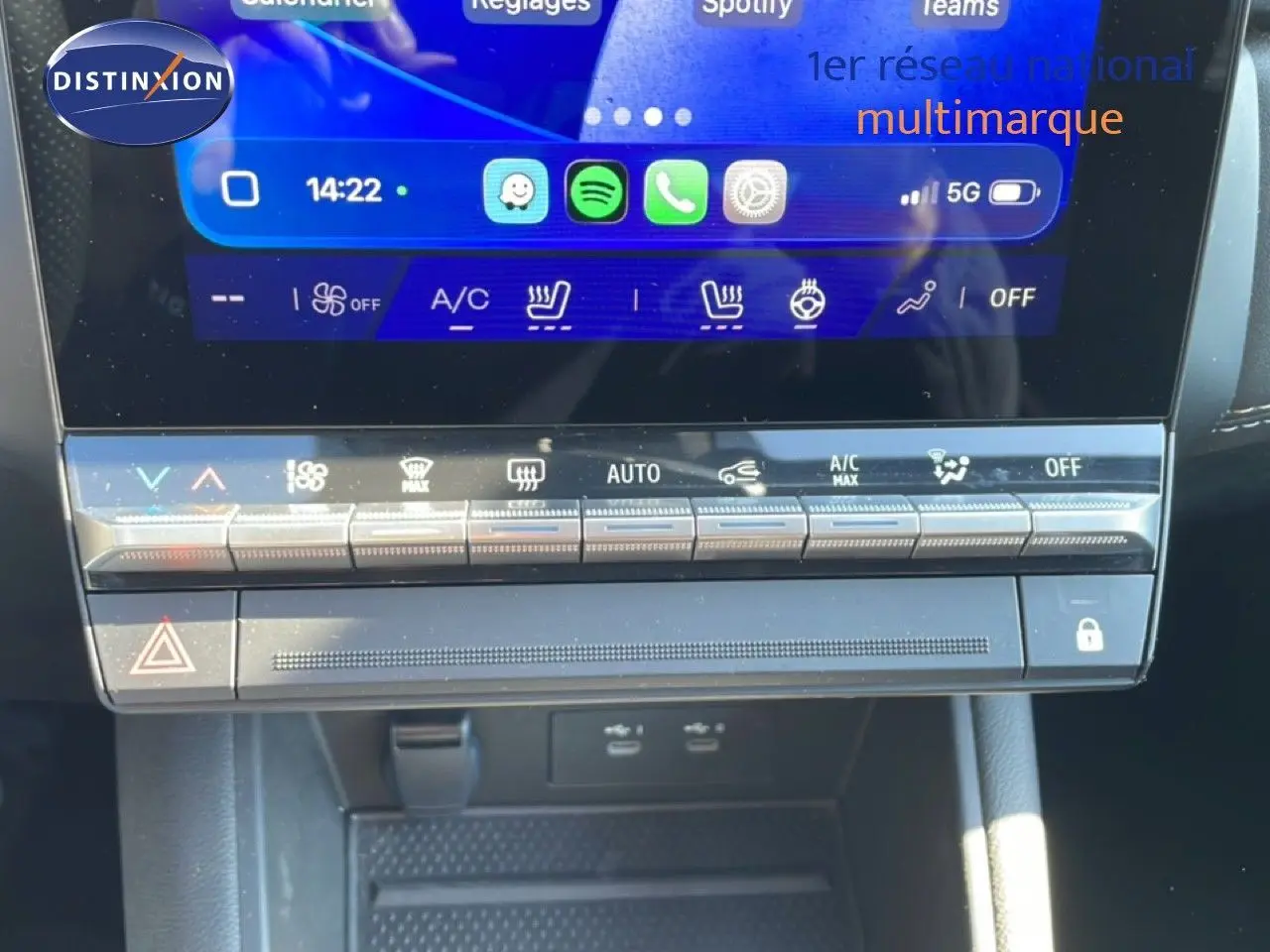 Gros plan sur la console centrale tactile du Renault Symbioz noir étoile métal, avec commandes climatisation et connectivité visibles.
