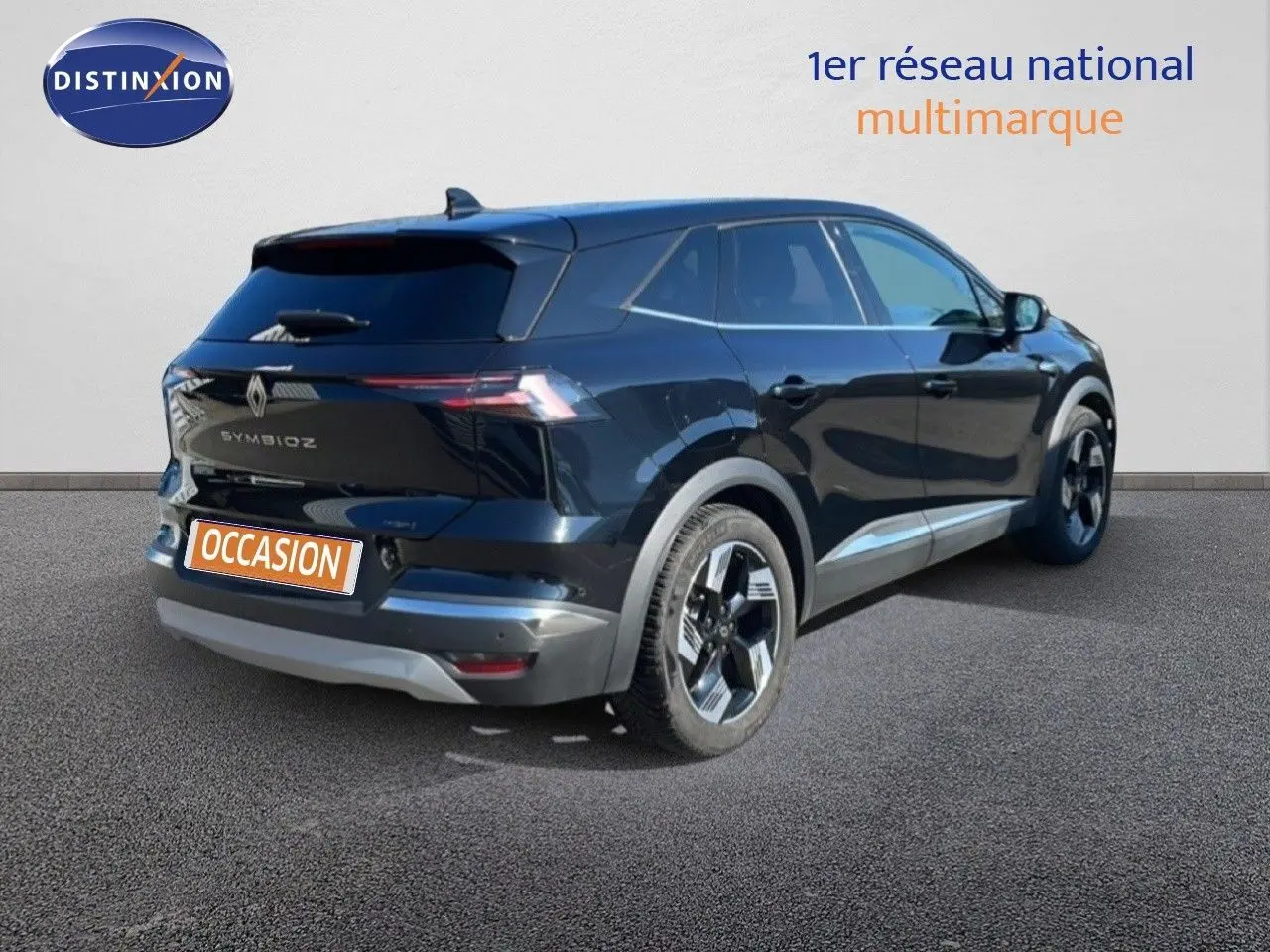 Renault Symbioz 2025 noir étoile métal, vue 3/4 arrière droit, SUV hybride avec jantes bicolores et feux LED fins.