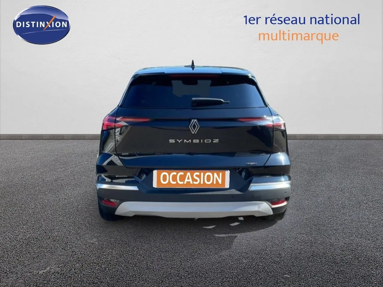 Vue arrière d'une Renault Symbioz noire étoile métal, avec feux arrière fins et logo central distinctif.