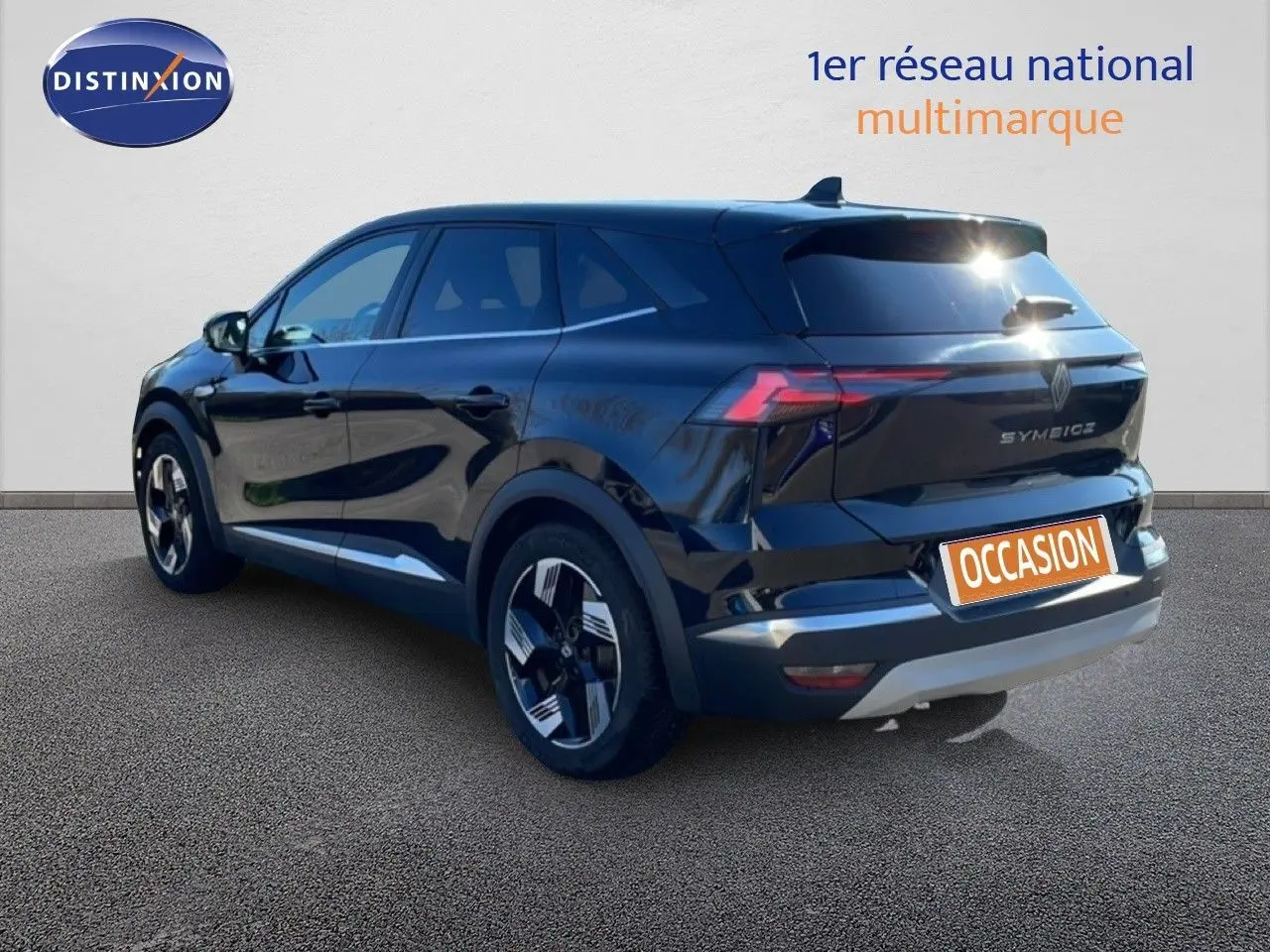 Vue 3/4 arrière droite d'un Renault Symbioz noir étoile métal avec jantes bi-ton et feux arrière LED distinctifs.