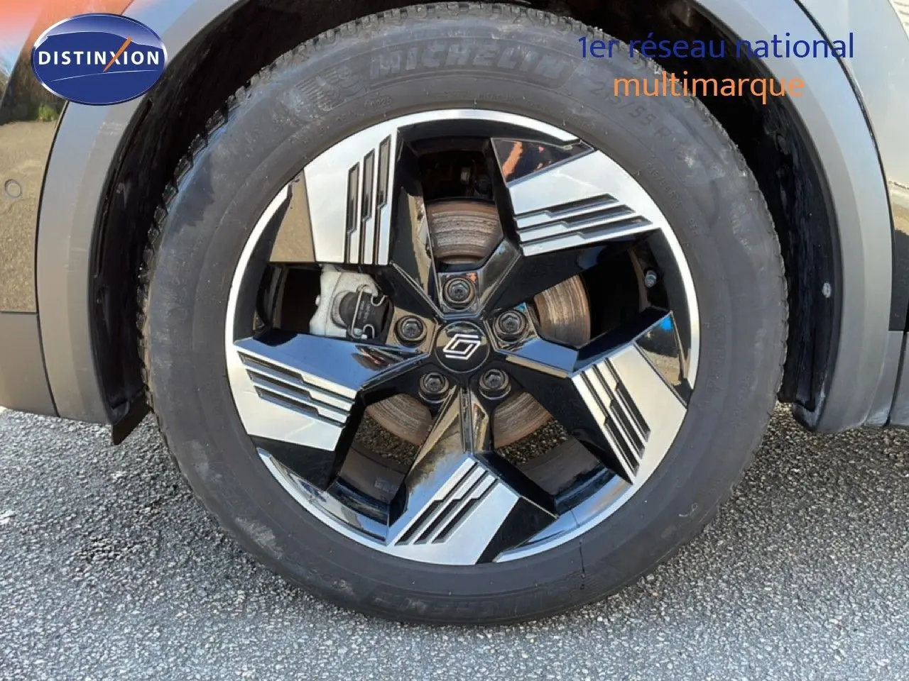 Gros plan sur la jante noire et argentée au design géométrique du Renault Symbioz 2025 noir étoile métal.