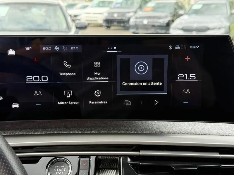 Vue intérieure du tableau de bord du Peugeot 5008 Hybrid 2025 avec écran tactile central affichant les réglages de climatisation et multimédia.